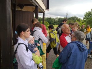 Ola z 4-miesięcznym Wojtusiem, na ręku dziadka Ania, która żegna się z babcią